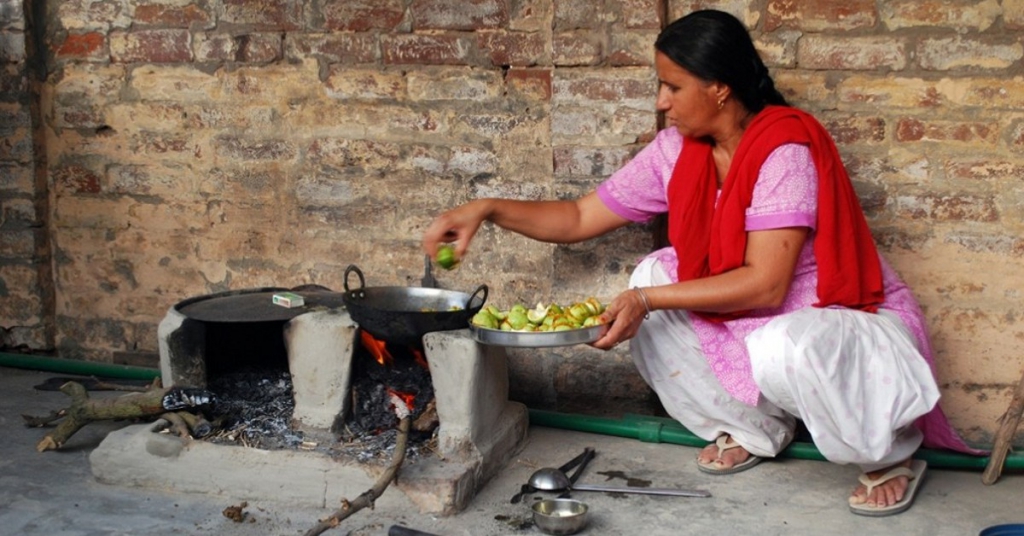 Punjabi_woman_in_kitchen