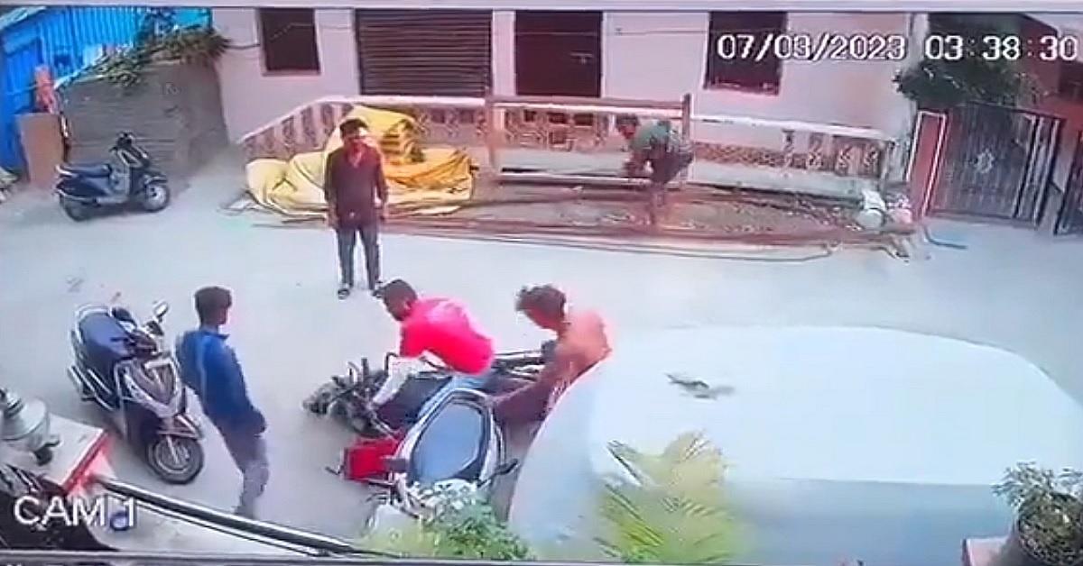 Zomato delivery boy attacked with sticks...
